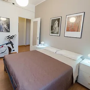 Apartment Roomy